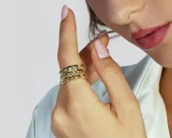 Anello bold argento dorato con fascia a catena Unoaerre
