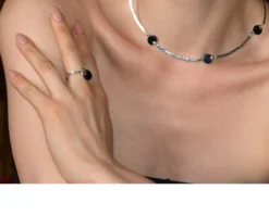 Anello miranda argento martellato con tondo di agata nera Selezione zanolli