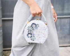 Clutch in tessuto azzurro con cristalli e perline Ottaviani