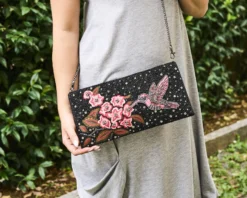 Clutch in tessuto colibrì con cristalli e perline Ottaviani