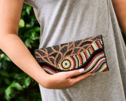 Clutch in tessuto con cristalli, perline e strass multicolore Ottaviani