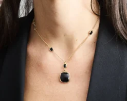 Collana yvette ottone finitura oro con cristalli neri e occhio di gatto nero Sovrani