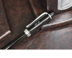Penna a sfera ipsilon deluxe nera Aurora