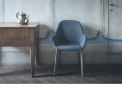 Sedia clap grigia con seduta arancio Kartell