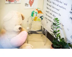 Sedia lou lou ghost trasparente con dinosauri Kartell