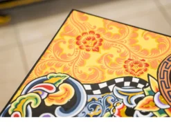 Tavolino floral colorful dipinto a mano Tom's drag