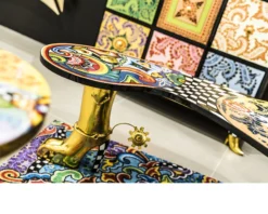 Tavolo drag table boots dipinto a mano Tom's drag