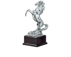 Trofeo cavallo rampante in resina con base in legno Selezione zanolli