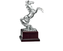 Trofeo cavallo rampante in resina con base in legno Selezione zanolli